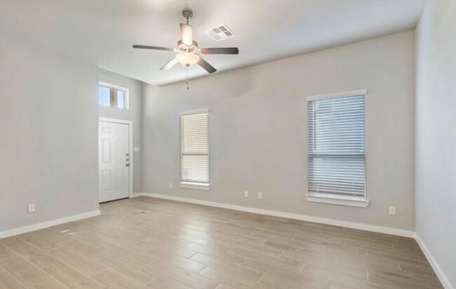 Foto del edificio - 218 Oakcrest Rd