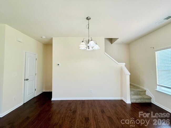 Foto del edificio - 5512 John McDowell Pl