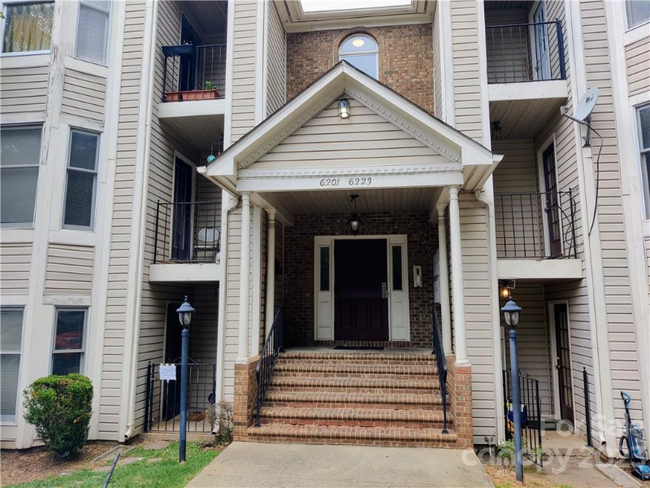 Building Photo - 6205 Rosecroft Dr