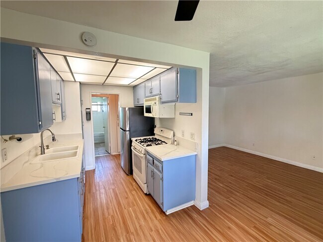 Foto del edificio - 1330 W Lambert Rd