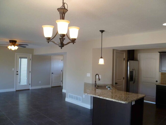 Building Photo - 3 Bedroom 2.5 Bathroom House