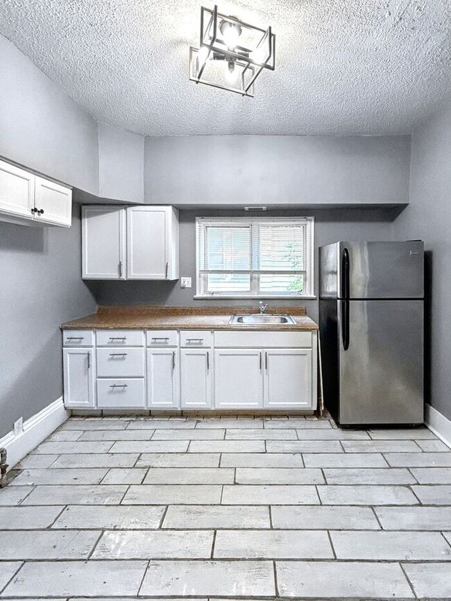 Building Photo - Charming 3-Bedroom Home with Cozy Porch an...