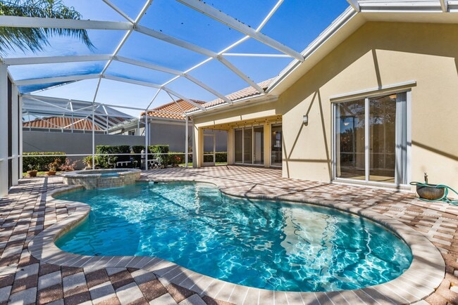 Building Photo - ** ISLAND WALK ** 3 BED + DEN / 2.5 BATH -...