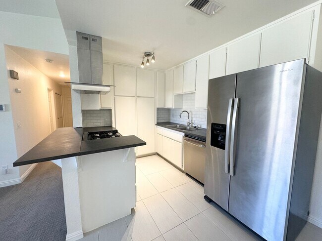 Foto del edificio - AVAILABLE NOW!!! Charming 2 Bedroom/2 Bath...