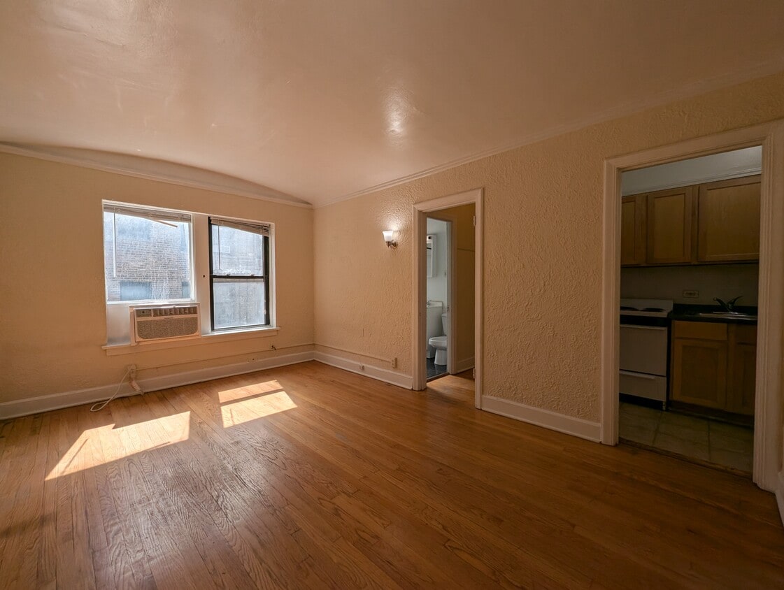 Primary Photo - 556 W Arlington Pl