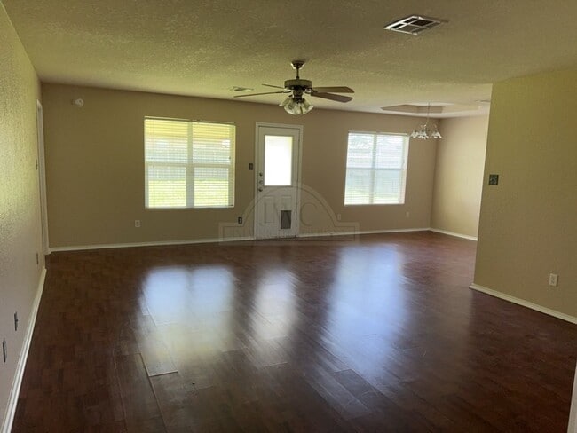 Foto del edificio - 3308 Lakecrest Dr