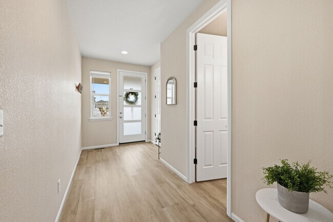 Building Photo - 5765 Mammoth Ln