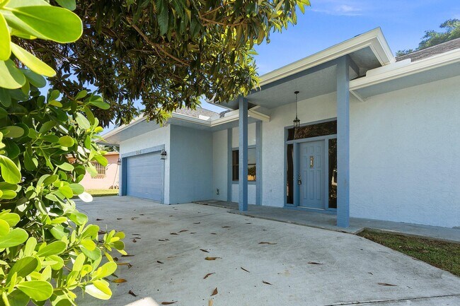 Building Photo - 835 SE Airoso Blvd
