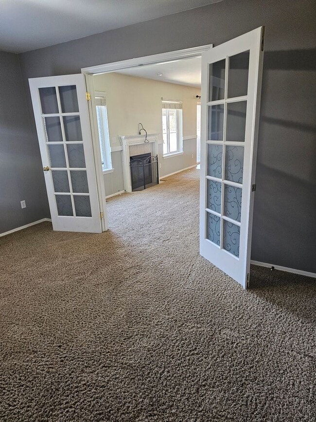 Building Photo - 4 bedroom shy 2500 sqft home in gated cmty!