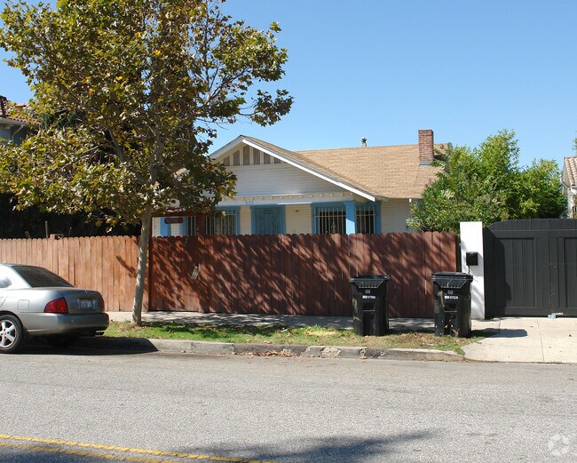 Building Photo - 631-633 Parkman Ave