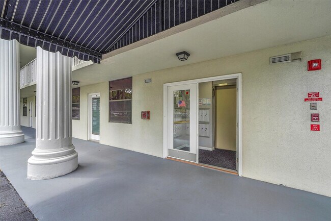 Foto del edificio - 1713 Whitehall Dr