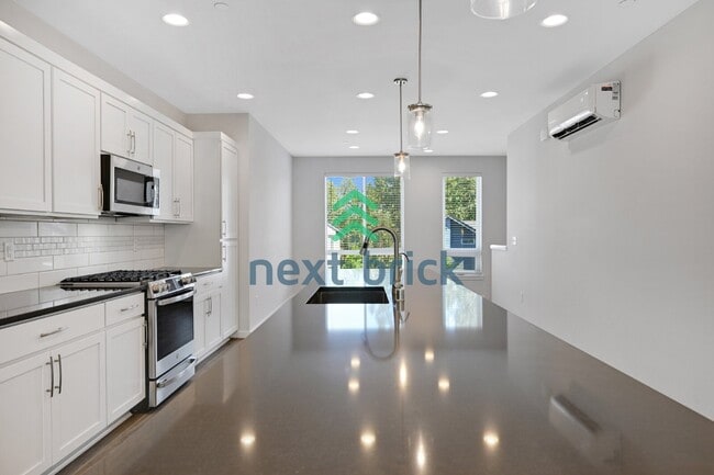 Building Photo - "Spacious 3-Bedroom Townhouse in Bothell with 3.5 Baths and 1596 Sq Ft of Comfort!"