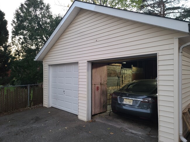 Garage - 39 Tichenor Pl