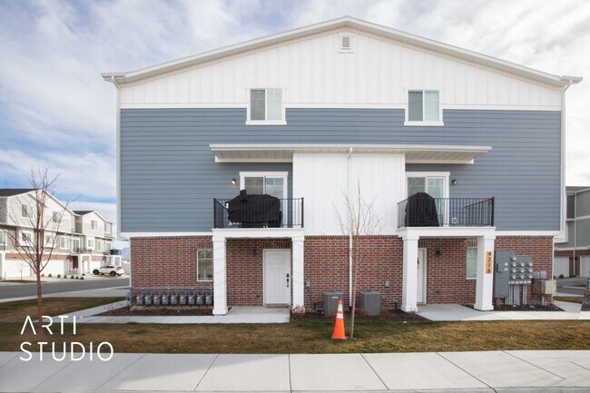 Foto del edificio - **Move-in Special** t Beautiful Townhome i...