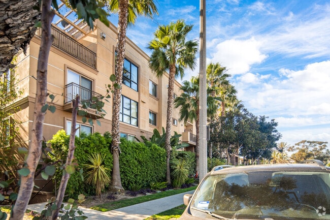Exterior - La Playa Court