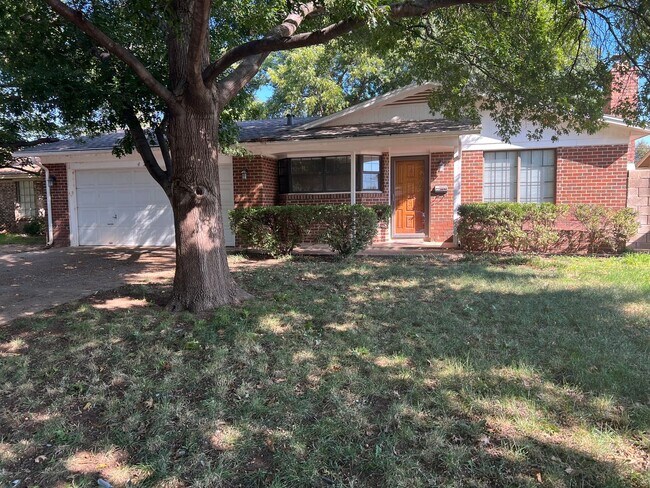 Building Photo - Charming Oasis: Stylish Home with Parquet ...