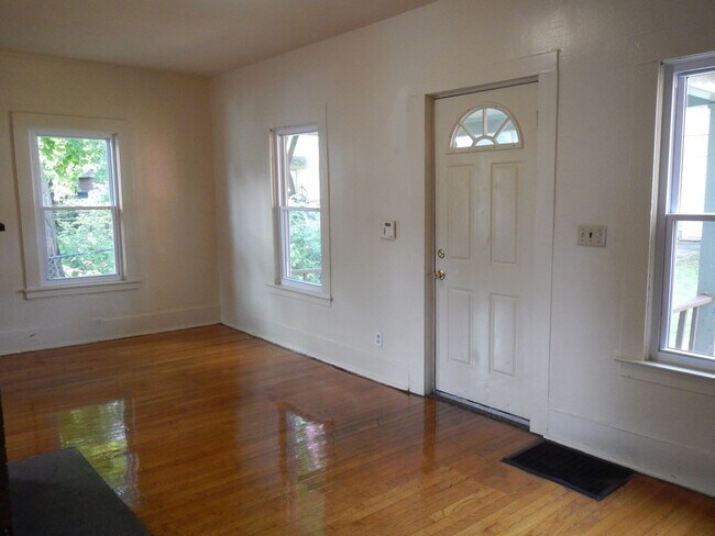 Building Photo - AVAILABLE 6/1/26 - House for Rent Near Sho...