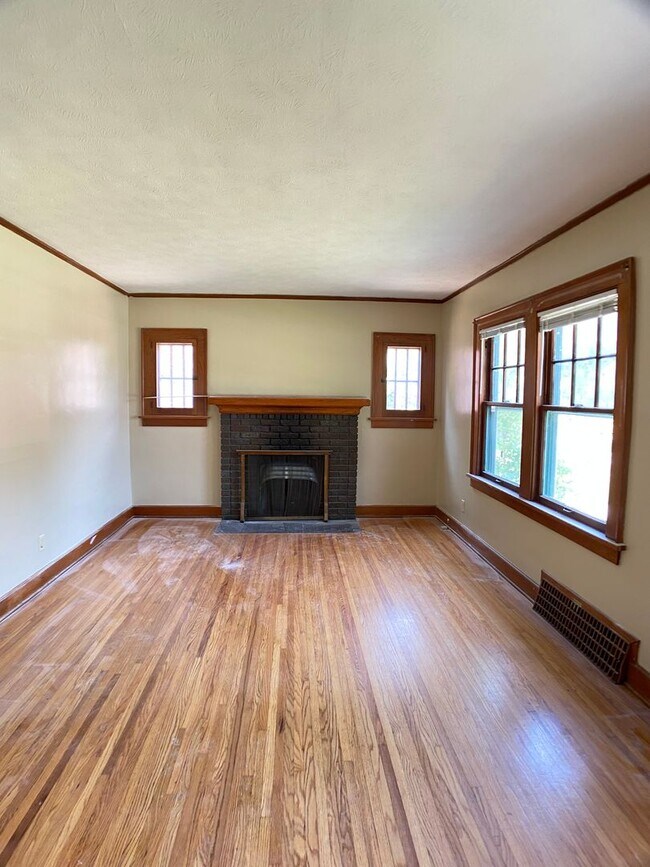 Building Photo - 3 Bed 1 Bath Near Lincoln’s Country Club