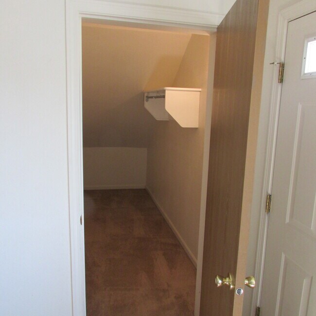 Gran armario de almacenamiento - 2156 Frances St