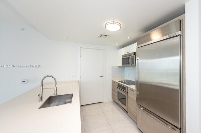 Building Photo - 1300 Brickell Bay Dr