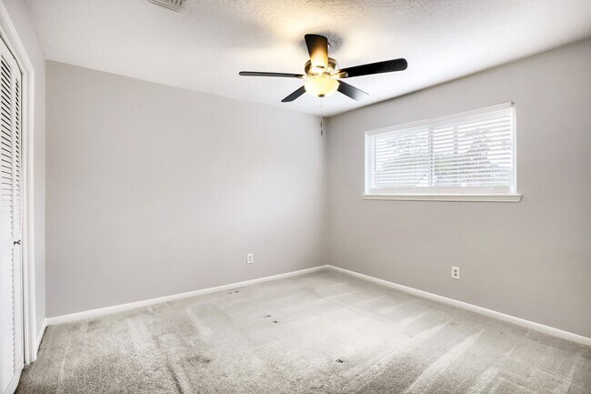 Foto del edificio - 3734 Blue Lake Dr
