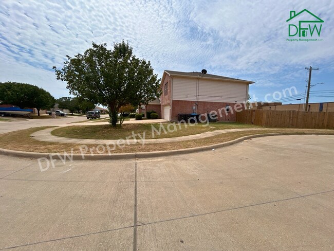 Building Photo - Spacious Two-Story, 3 Bed/2.5 Bath Home fo...
