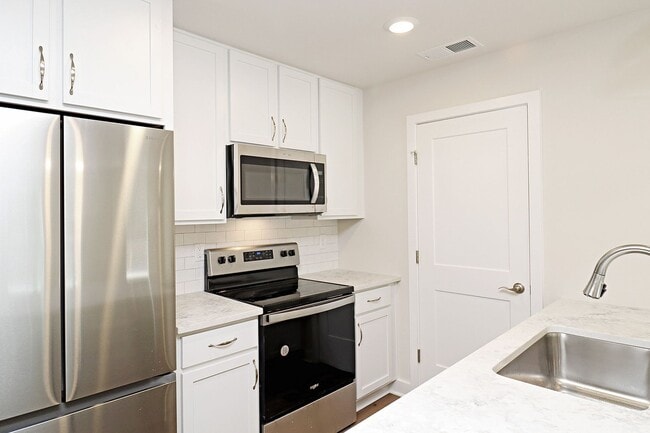 Building Photo - $500 Off 1st Month's Rent! Dog-Friendly End-Unit Apartment