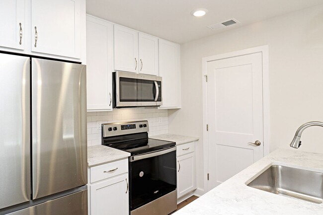 Foto del edificio - Dog-Friendly End-Unit Apartment