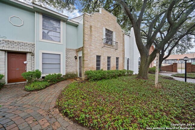 Foto del edificio - 2811 Woodbury Dr