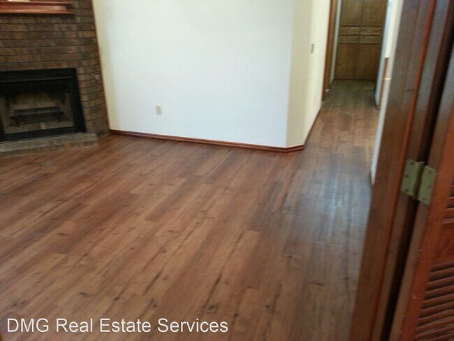 Building Photo - 3 br, 2 bath House - 2108 Meench Dr