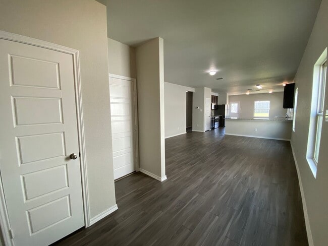 Building Photo - Spacious 4 Bedroom ~ Convenient to JBSA Ra...