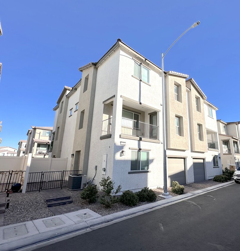 Foto principal - FREE INTERNET - NEW 3 BED 3 BATH TOWNHOUSE...