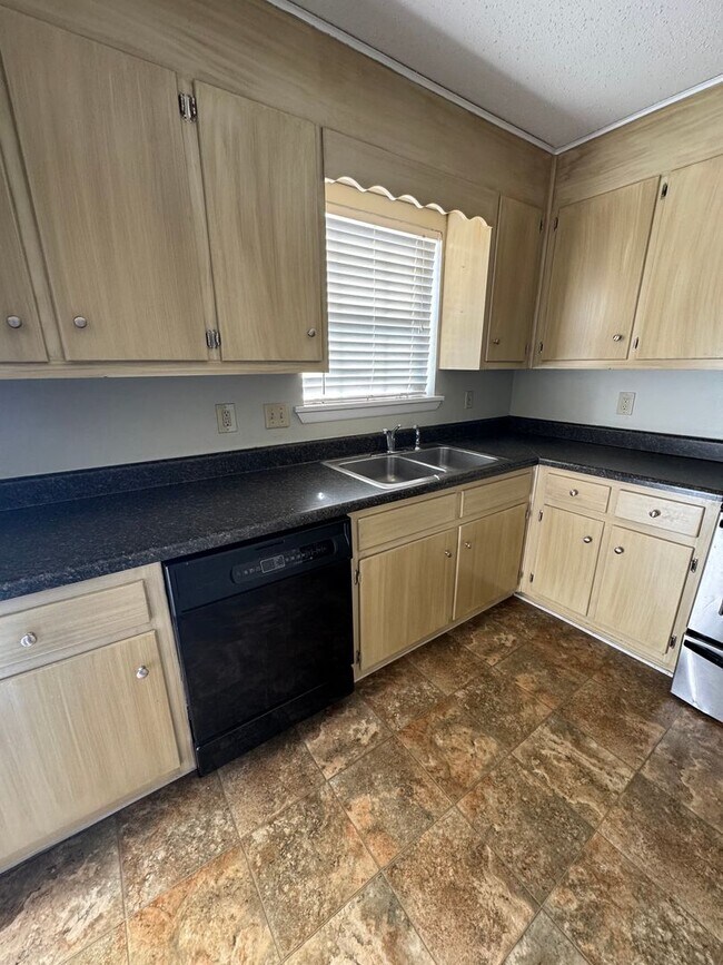 Building Photo - Spacious 2BR Townhome in Prime North of the River Location – Minutes from UA & Downtown