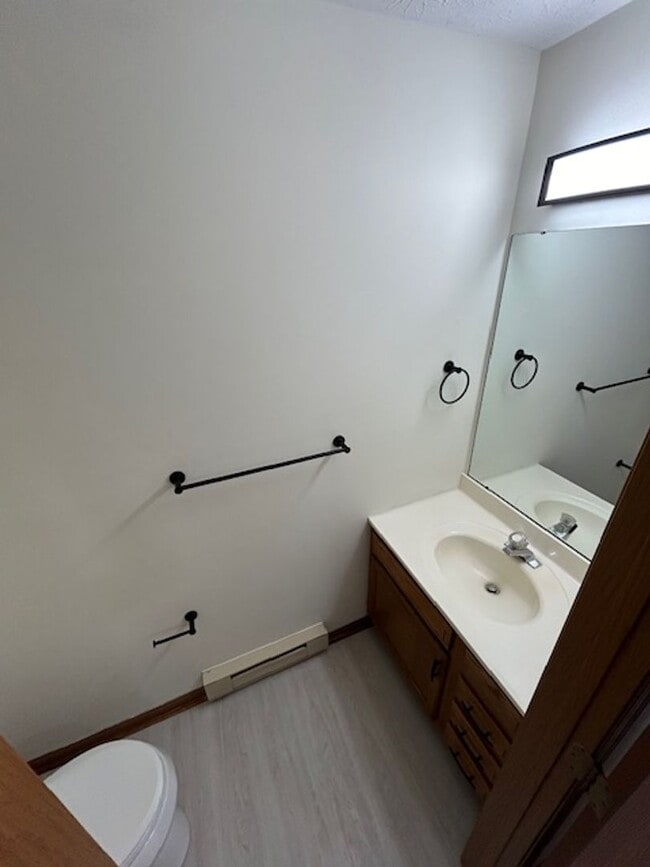 Building Photo - Updated 2 Bedroom and 1.5 Bath Townhome - ...