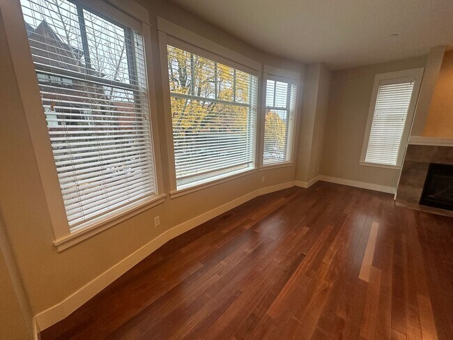 Building Photo - Luxury downtown Lake Oswego townhouse in d...