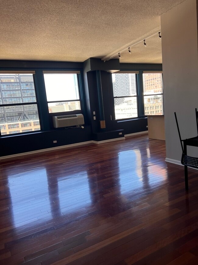 Building Photo - 600 S Dearborn St