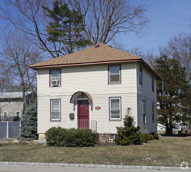 Building Photo - 132 E Pulaski Rd