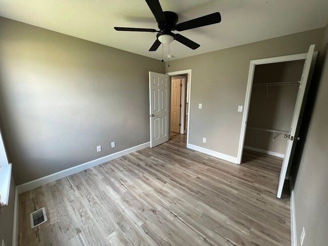 Building Photo - 5 Bed 3 Bath single family home!