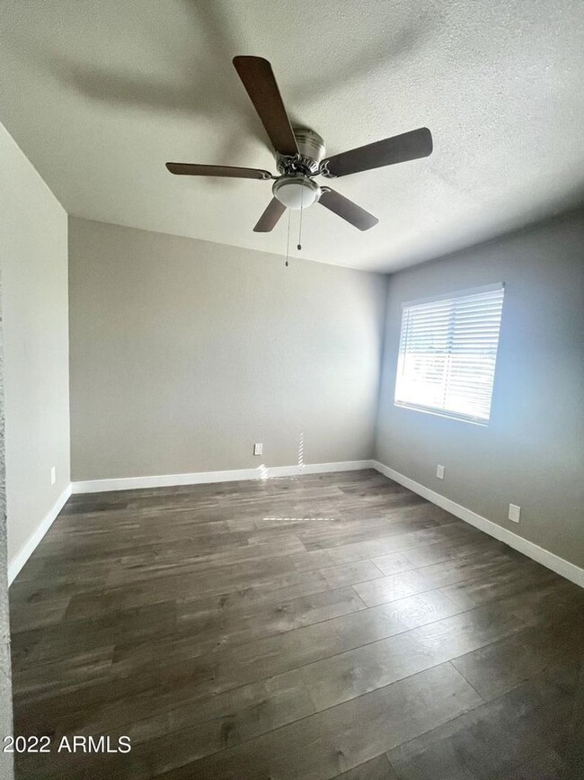 Building Photo - Remodeled 2bedroom 1 bath condo close to e...