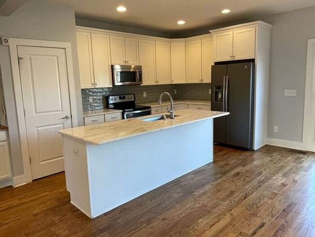 Building Photo - Beautiful 3-Bedroom Home with Modern Featu...