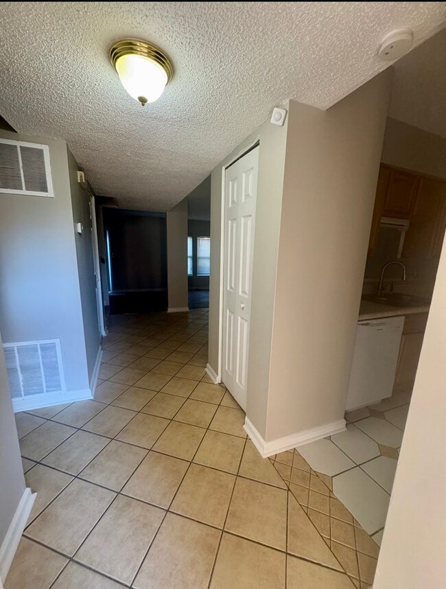 Foto del edificio - Freshly renovated 3 bedroom condo in Decatur