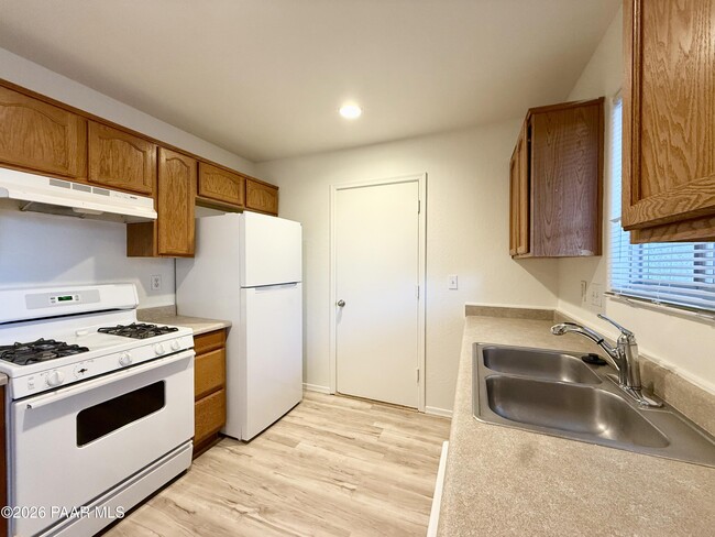 Building Photo - 7160 E Thrush Ln