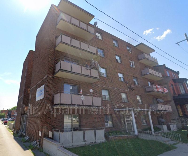 Building Photo - 37 Wellington St S