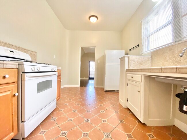 Building Photo - 4429 Finley Ave Los Angeles, CA 90027