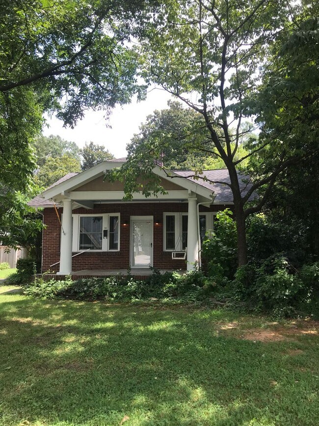 Building Photo - Huge 2 Bed/1 Bath Bungalow with Fenced Yar...