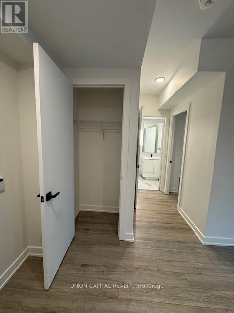 Photo du bâtiment - 327 King St W