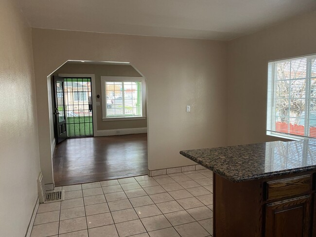 Building Photo - Nice 2 Bed 1 Bath House in Oakland -  Pict...