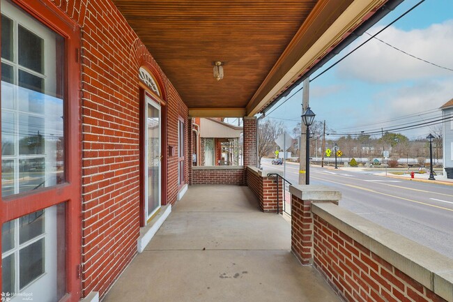 Building Photo - MACUNGIE 4BR 1.5 BATH CLASSIC HOME