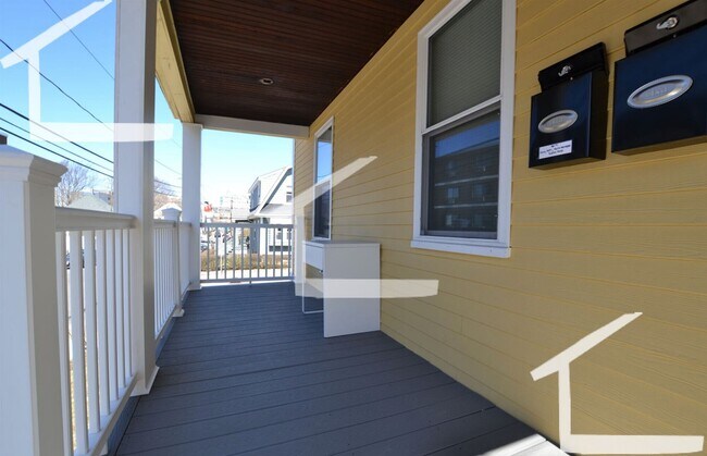 Foto del edificio - Large, updated 3 bed with in-unit laundry.