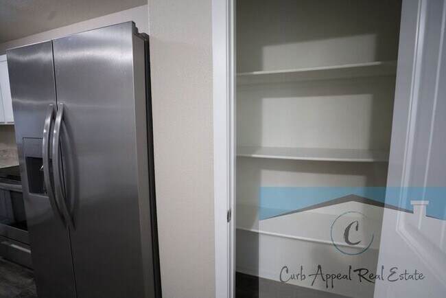 Foto del edificio - Move in special $825!!! Spacious 4 bed 2 b...